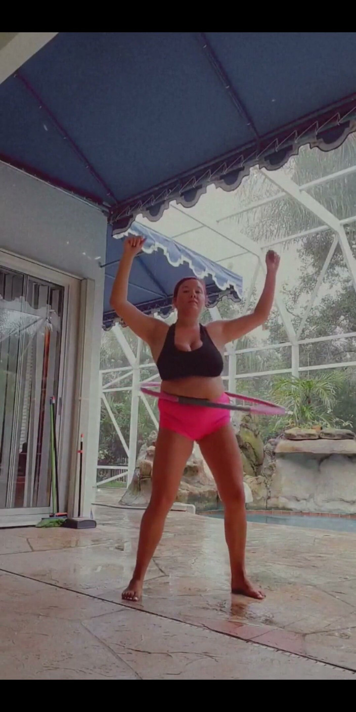 Annabelle Rogers: Entrenamiento en topless junto a la piscina de día lluvioso! ¿Serías...