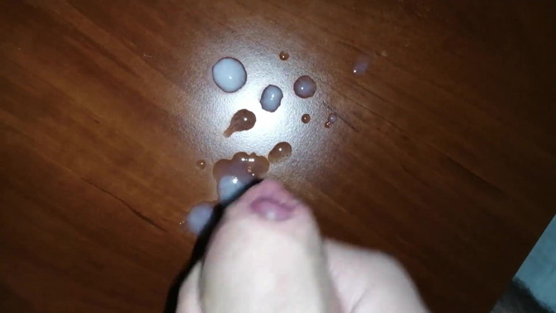 Cum2Guy: Masturbando um pau grande e gordo, derramando esperma no ambiente...