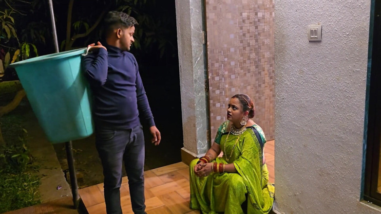 HOTKAMASUTRA: Man neukte Indische Bhabhi, toen zag vuilnisman het