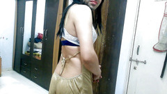 Cute & Nude Crossdresser: Sexy sissy crossdresser femboy sweet lízátko v sexy zlatém prádle...
