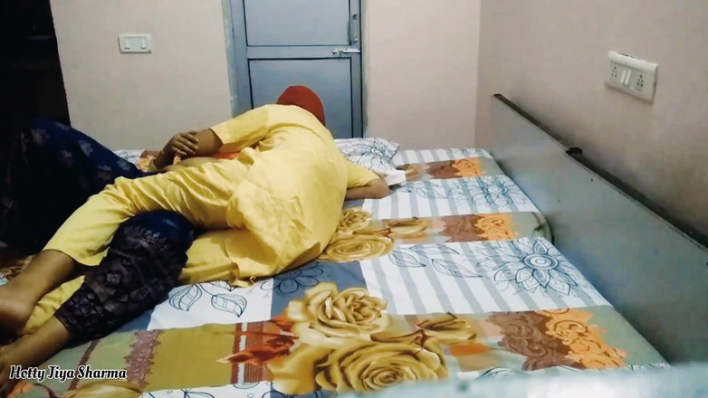 Desi Club House: Sucharita, bhabhi desi érotique indienne, se fait baiser ouvertement dans la...