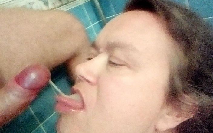 Sex hub couple: Johns bắn tinh trên Jens Tounge trong phòng tắm