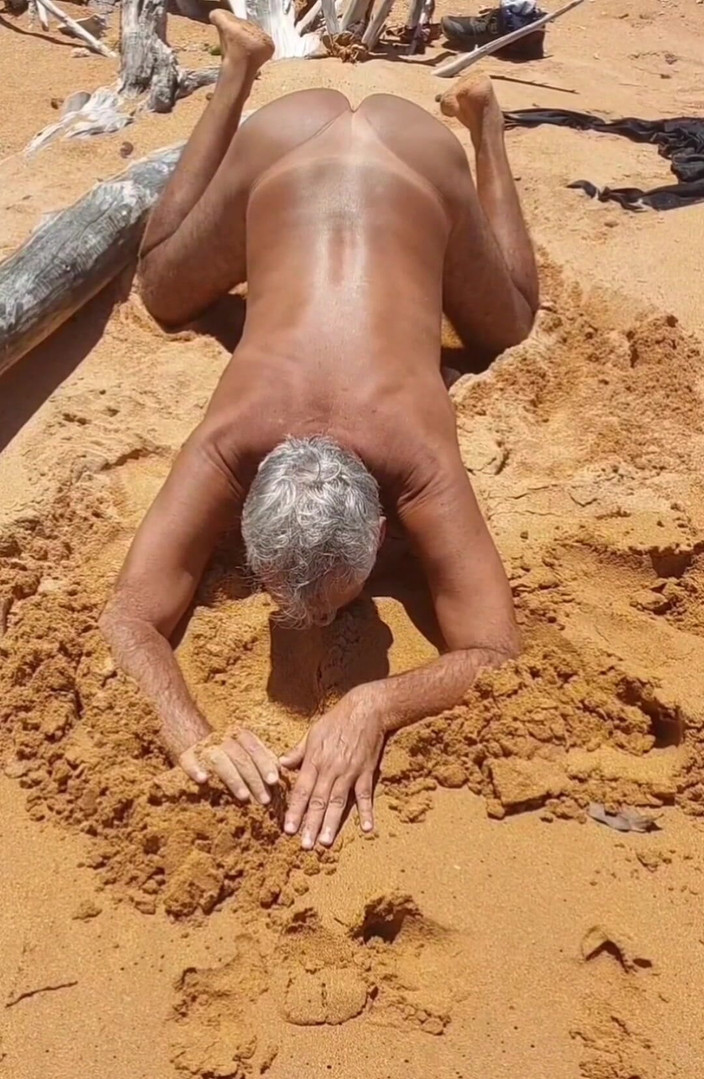 Ladysilvas: Ladysilva fait de l’stritease sur la plage, exhibe son cul...