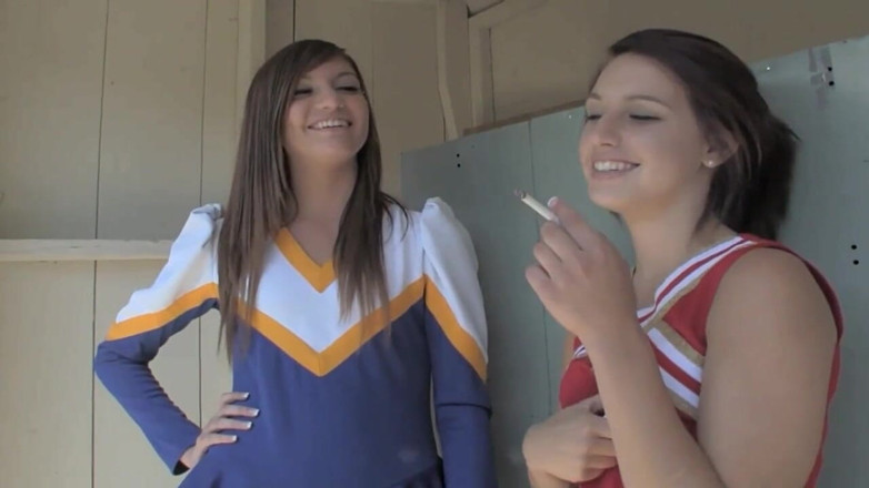 Hot Lesbians X: Las animadoras lesbianas Cassandra Nix y Mary Jane Johnson lamen...