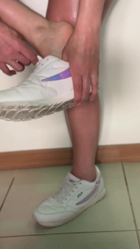 Kokumla karının spor ayakkabıları
