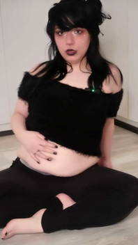 Linda chica gordita gótica eructa, ruidos del vientre y juego de vientre