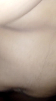 義理の義兄が義理の妹の秘部にキスをし、裸のままにした