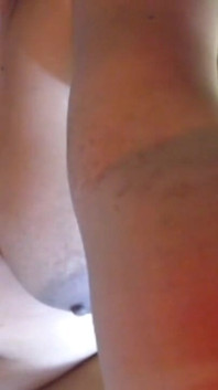 Ragazza sexy mostra le tette e si sditalina la figa.