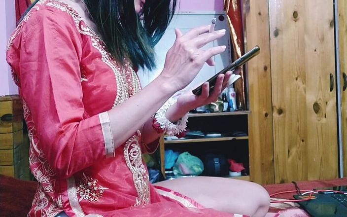 Bolly Karma: ホットな熟女は、コックを吸う前に煙を取得します