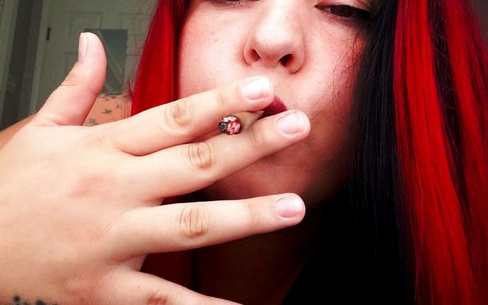 Kat Fire: Yaramaz üniversiteli kız sigara içiyor