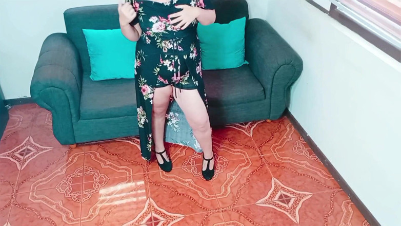 Kellyhotstepmom: Sini, aku mau nunjuk gaun baruku... Kamu suka nggak?