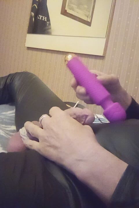 Mellissa: Mellissa si hraje se svým malým klitty a stříká na...