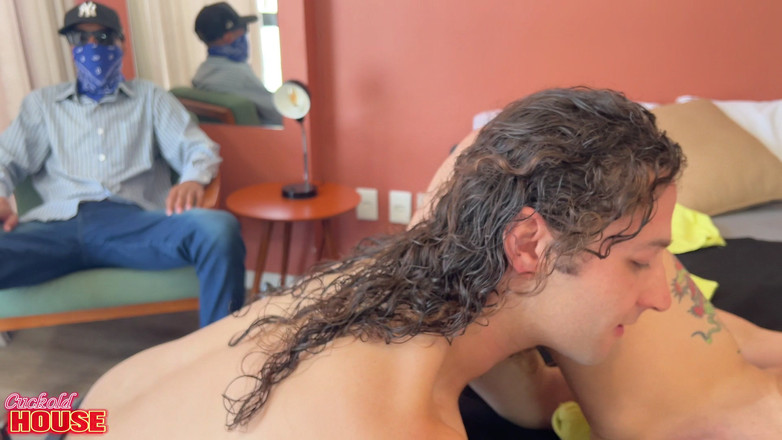 CuckoldHouse: Suami Cuckold Melihat Isteri Memberikan Vaginanya Kepada Lelaki Lain