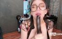 Datezone: Chica con gafas chupa vibradores