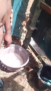 私の黒檀の女の子とアフリカの方法で屋外シャワー体験