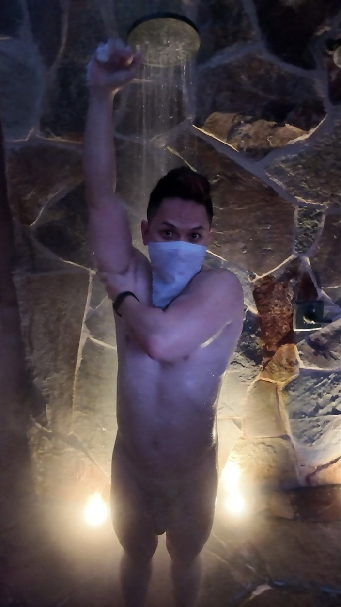 Barenakedmuscles: Nagi azjatyk mięśni hunk świt na zewnątrz prysznic Flex - gruby biceps, 6-pak...