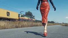 Latex Everest: Simon O. Latexová hobbleskirt chůze