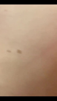 Espero que você aproveite meu grande vibrador vermelho deslizando tão facilmente pela minha bunda