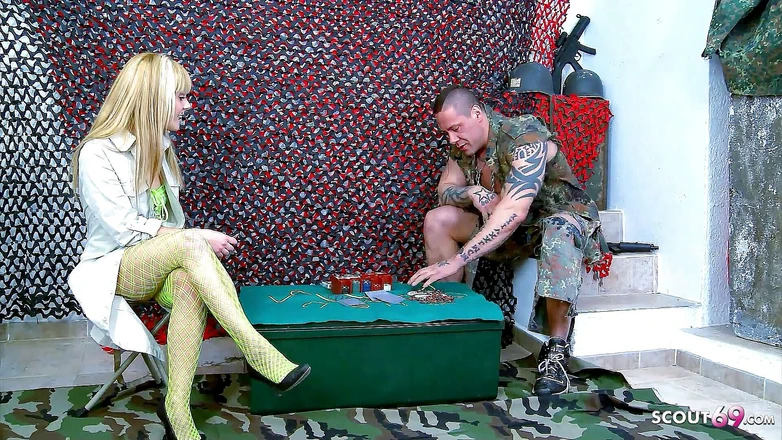 Full porn collection: Sarışın sıska genç jakeline büyük yaraklı bir asker tarafından sikiliyor