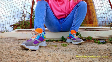 Pee Adventures: Pissing trough her jeans outdoor
