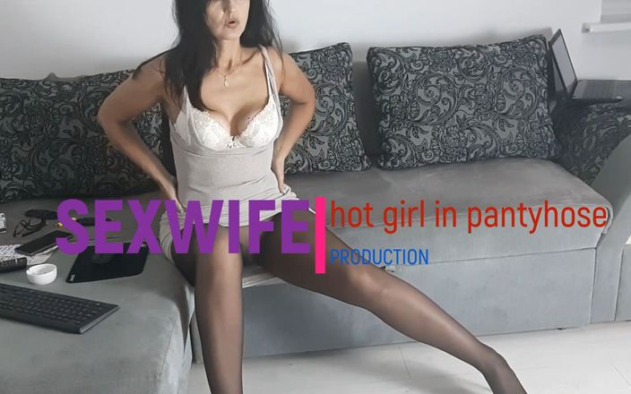 Hot Wife Nikole: Fată sexy în ciorapi