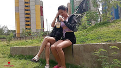 Michell: Pár nevlastních sester se ocitá nadrženými ve venkovním parku a...