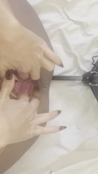 Cewek sange dengan stoking nilon ini lagi asik ngangkang dan ngangkang