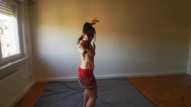 Kitty Dancer: Une esclave arabe sexy fait une danse torride - le strip-tease...