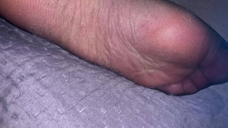 CoppiaCollant: Feet in Black Pantyhose to Jerk off and Cum