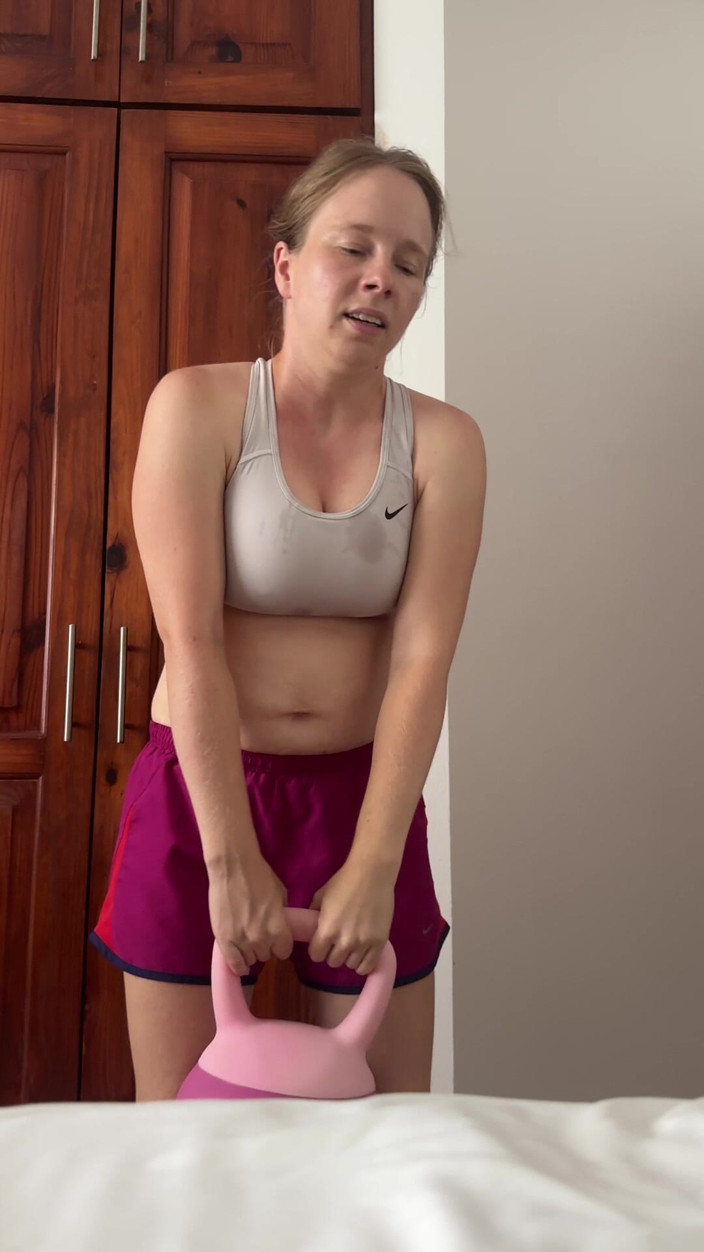 SweetLucy96: Heet, zweterige workout in de slaapkamer