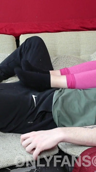 Amateur, facesitting et ballbusting en chaussettes et leggins
