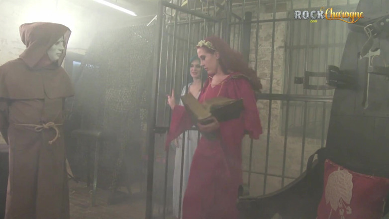 Rock Charogne: La nonne Alexxa Vice est initiée