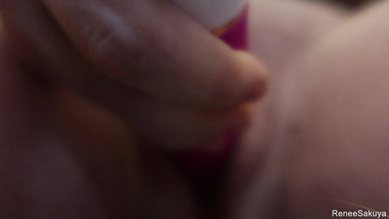 Renee Sakuya: Masturbándome con un vibrador rosa, hace unos días antes de...