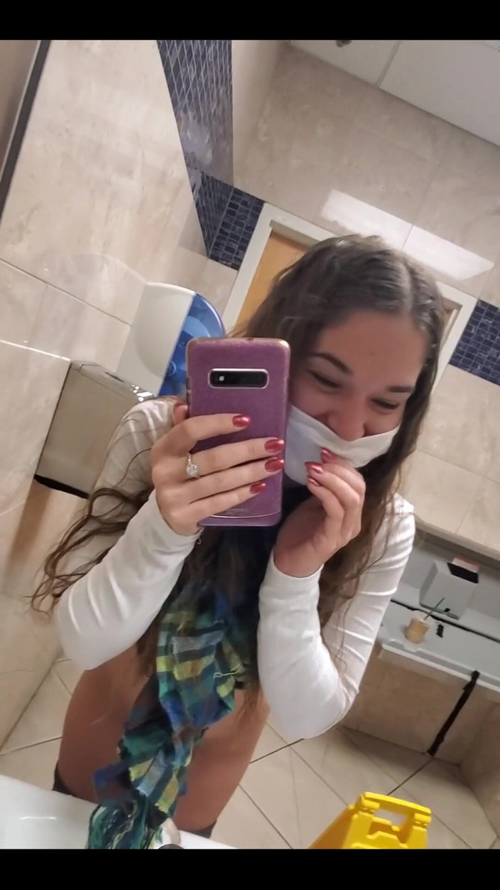 Kendra Heart: I Had Some Time to Spend in the Airport Bathroom!