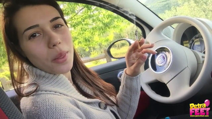 Smokin Fetish: Calda ragazza che fuma in macchina