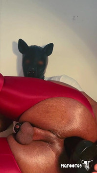 Bitte steck einen sehr dicken Schwanz mit leine in meinen Arsch und peitsche mich viel, während ich diese Position halte.