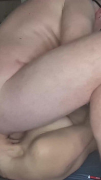 Sexy amateur-ehefrau genießt, was sie am meisten liebt, schmutziger sex