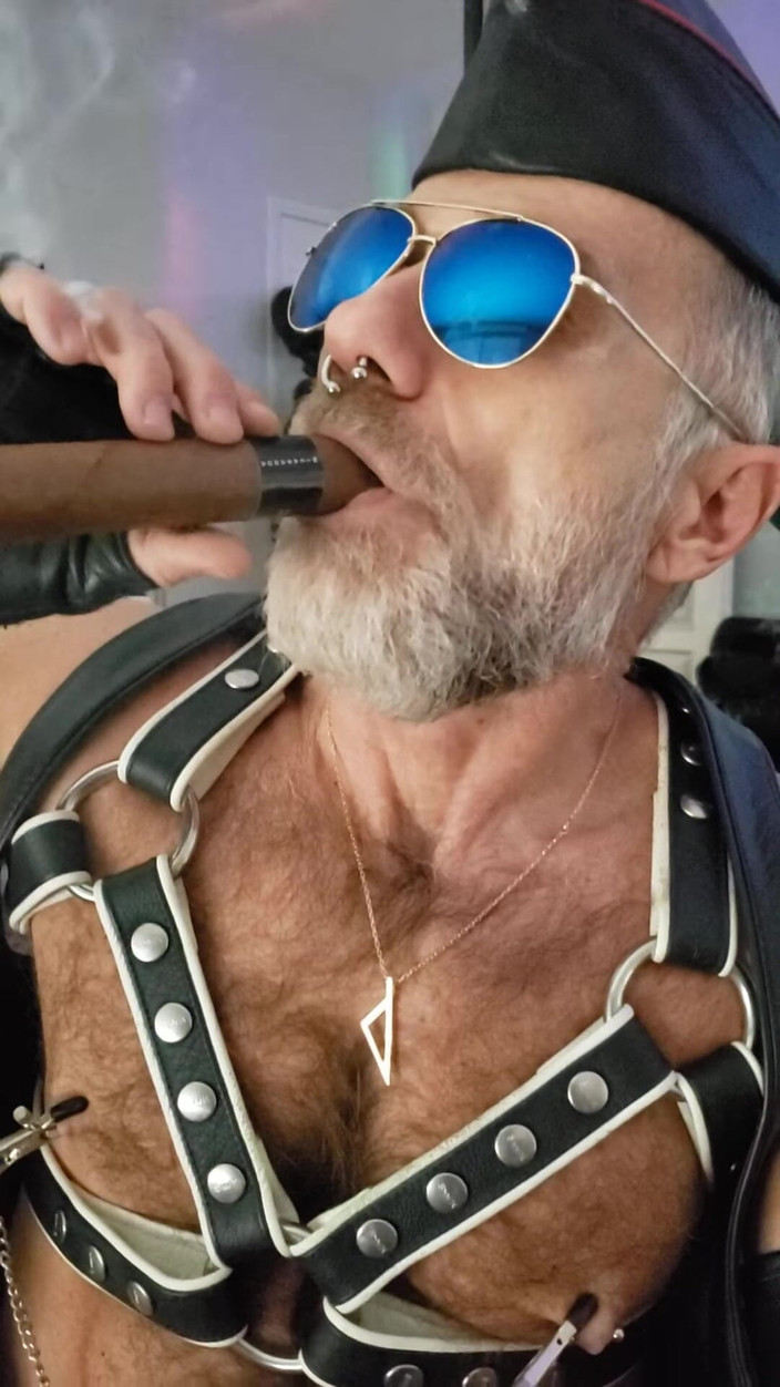 MusclesCigarsFFPig: Папочка подсвечивал его гарнир