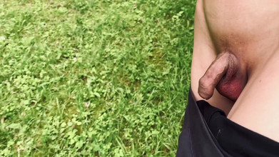 hueikun: Mostra un piccolo prepuzio senza peli nel bosco