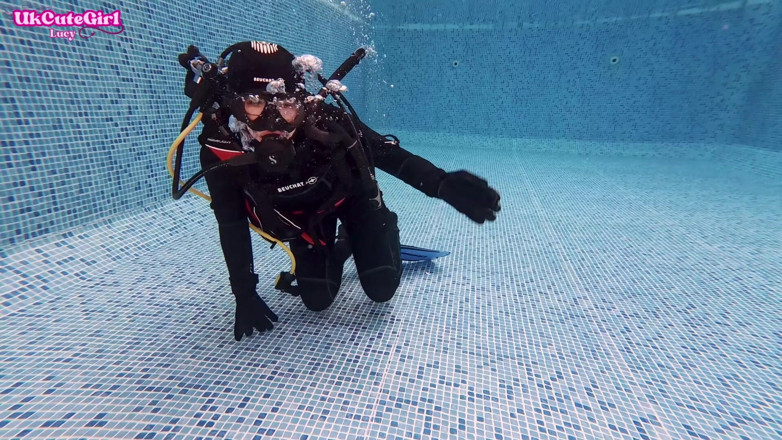 UKCuteGirl Lucy Lauren: Вінтажна маска і 8-мм мокрий костюм під водою scuba bliss