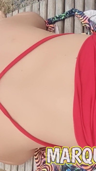 Matură sexy în roșu futută în cur și umplută cu spermă lângă grădină