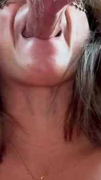 philipini milf(chodne laayak mammi) laal saatan par land chusaee se pichhe tak viry nikaalti hai - lexxi Wett