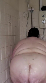 Chuveiro sensual com um corpo gigante