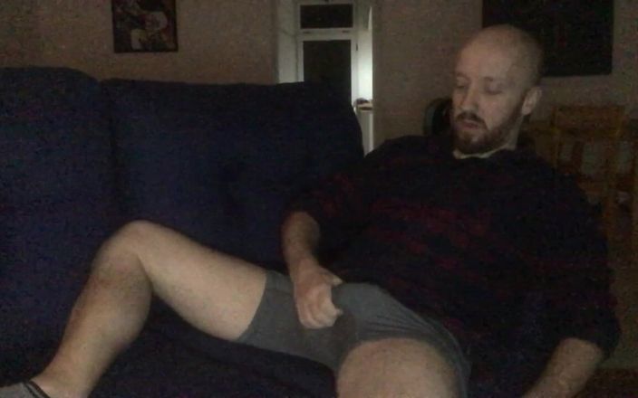 BB Ragnar: Namorada me pegou masturbando no sofá - então me ajudou a...