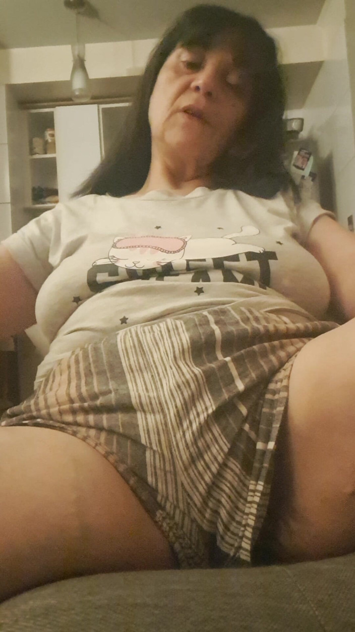 Mommy big hairy pussy: Mature MILF in Shorts, Showing Surprise