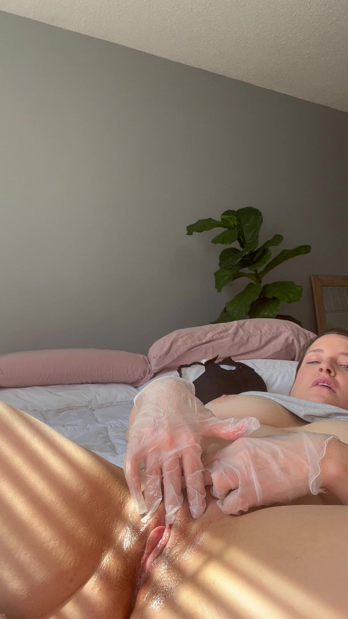 Avril Showers: MiLF demo l'orgasmo clitoride con il guanto in lattice