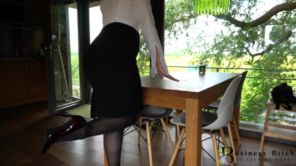 Business Bitch: Zakenreis - baas buigt zijn secretaresse in netkousen over het bureau,...