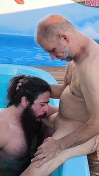 Ich habe es dabei erwischt, wie mein stiefvater mit seinem freund im pool rumspielt