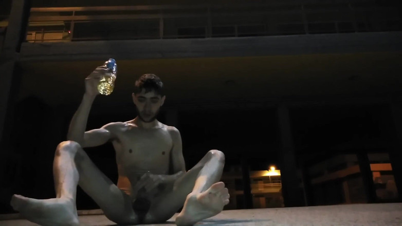 Dan Eagle: Đi tiểu tắm và xuất tinh