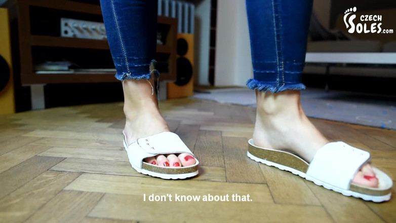 Czech Soles - foot fetish content: Pantofole in sughero e piedi nudi in posa, punto di...